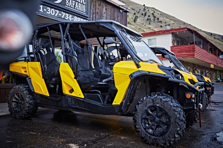 a motorcycle is parked on the side of a building